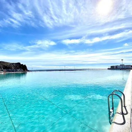 Con Vistas A La Piscina Y Al Oceano En Appartement *