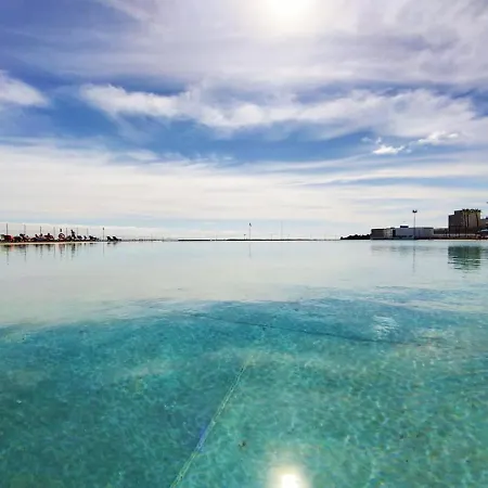Con Vistas A La Piscina Y Al Oceano En Appartamento *