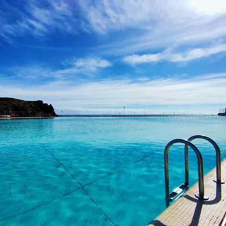 Con Vistas A La Piscina Y Al Oceano En *